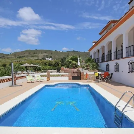 With Private Swimming Pool And Boules Court 40 Minutes From M Laga Villa