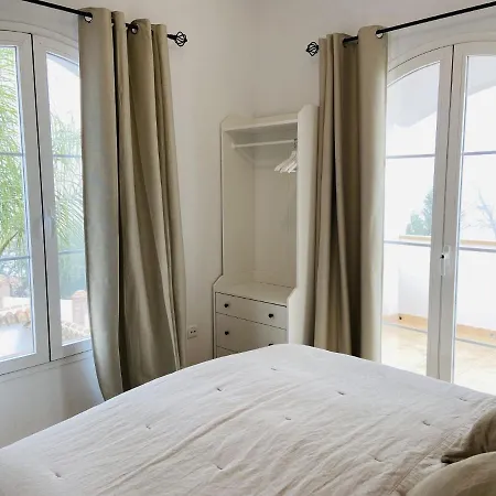With Private Swimming Pool And Boules Court 40 Minutes From M Laga Villa